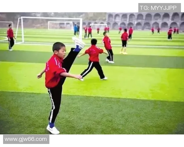 足球明星街头偶遇球迷即兴踢球展现亲民风采与球技魅力